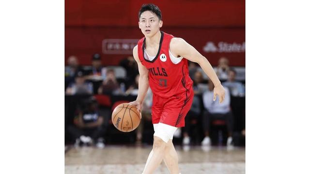 包含日本后卫河村勇辉跟公牛签下双向合同的词条