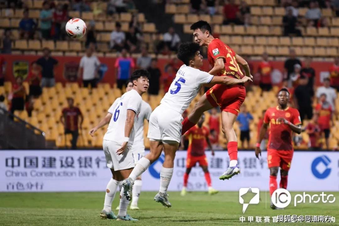 爱游戏体育官方-中国足球联赛紧张开局，球队士气高涨